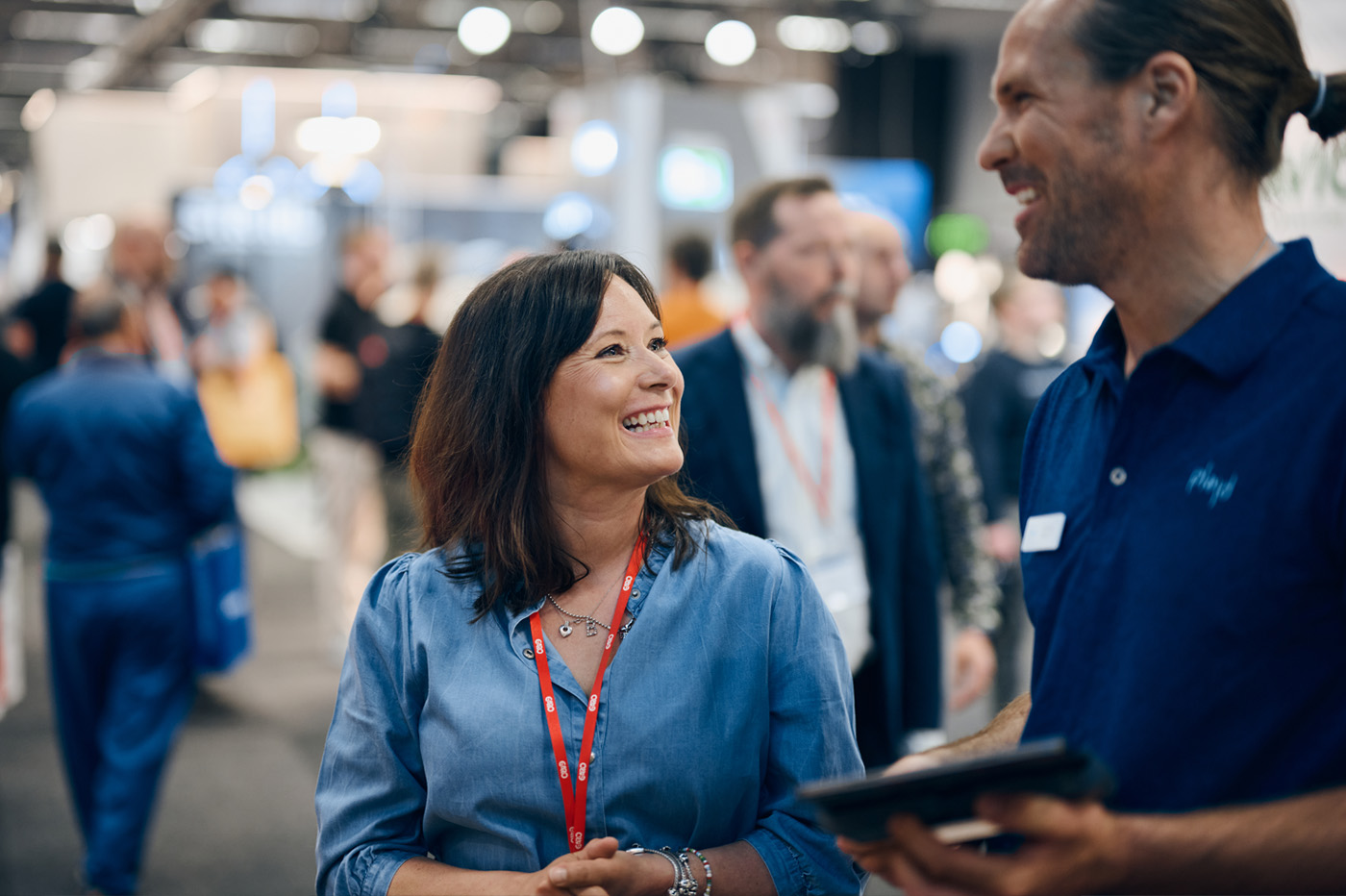 Besökare och utställare på Elfack.