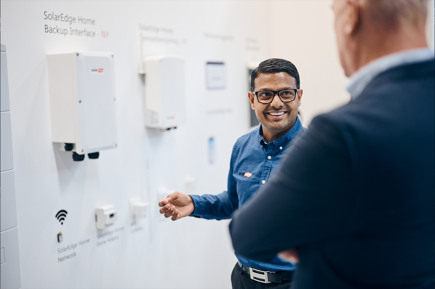 Utställare och besökare på Elfack.