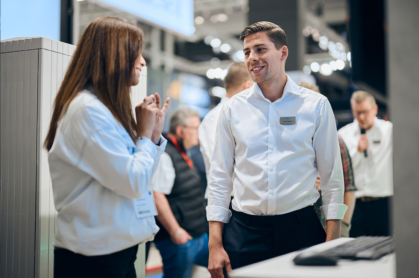 Besökare och utställare på Elfack.